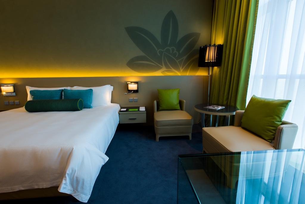 Downtown Rotana Hotel Manama Luaran gambar A room at the hotel