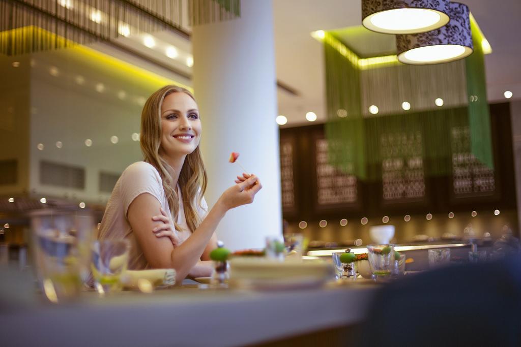Downtown Rotana Hotel Manama Luaran gambar A woman at a restaurant