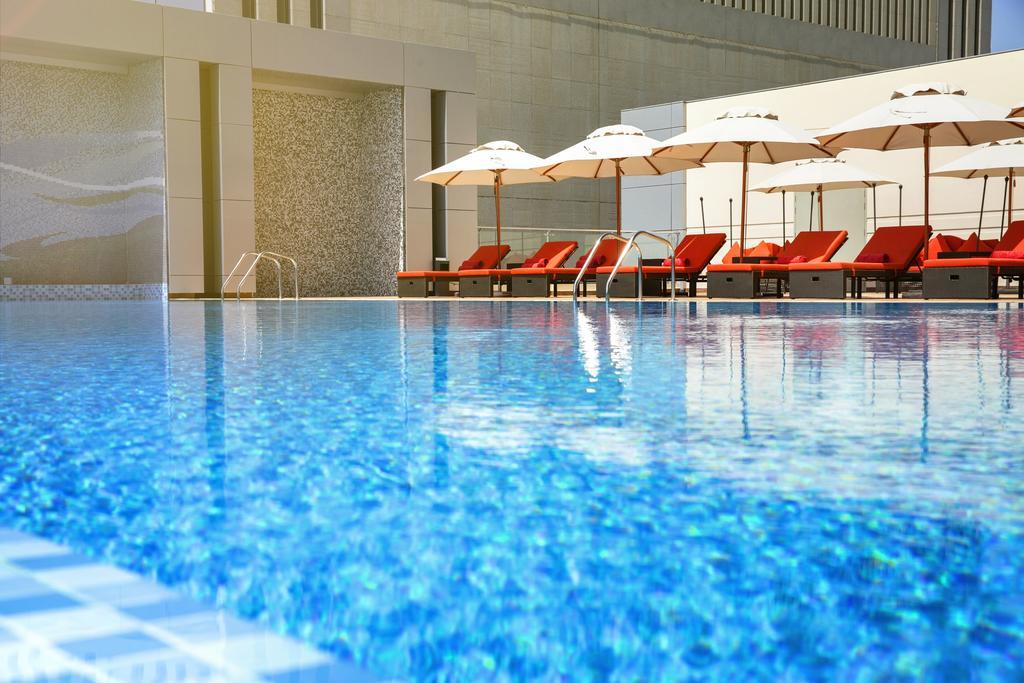 Downtown Rotana Hotel Manama Luaran gambar The pool at the hotel