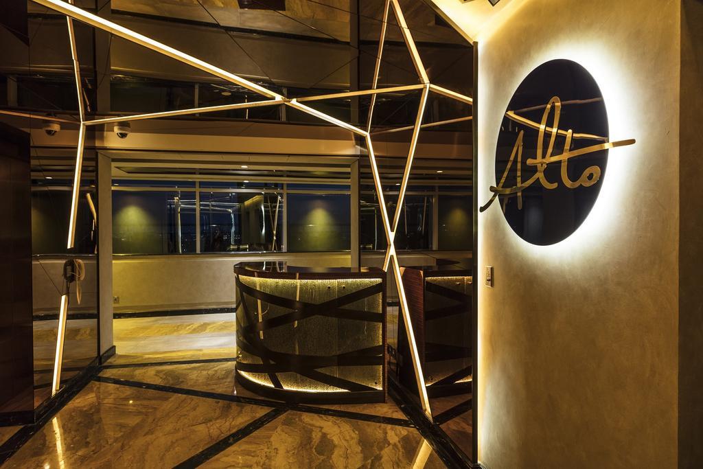 Downtown Rotana Hotel Manama Luaran gambar The interior of the 46th floor of the World Trade Center