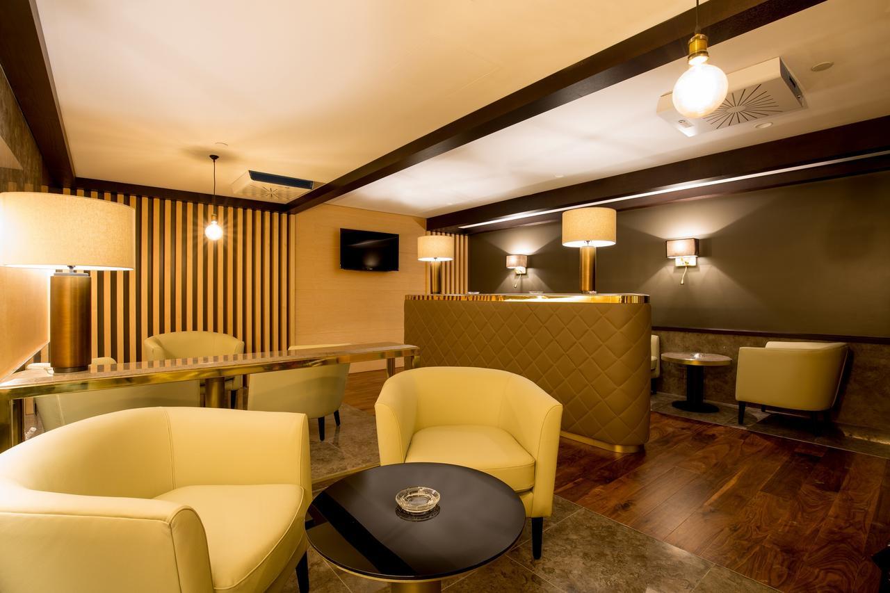 Downtown Rotana Hotel Manama Luaran gambar VIP Lounge at the airport