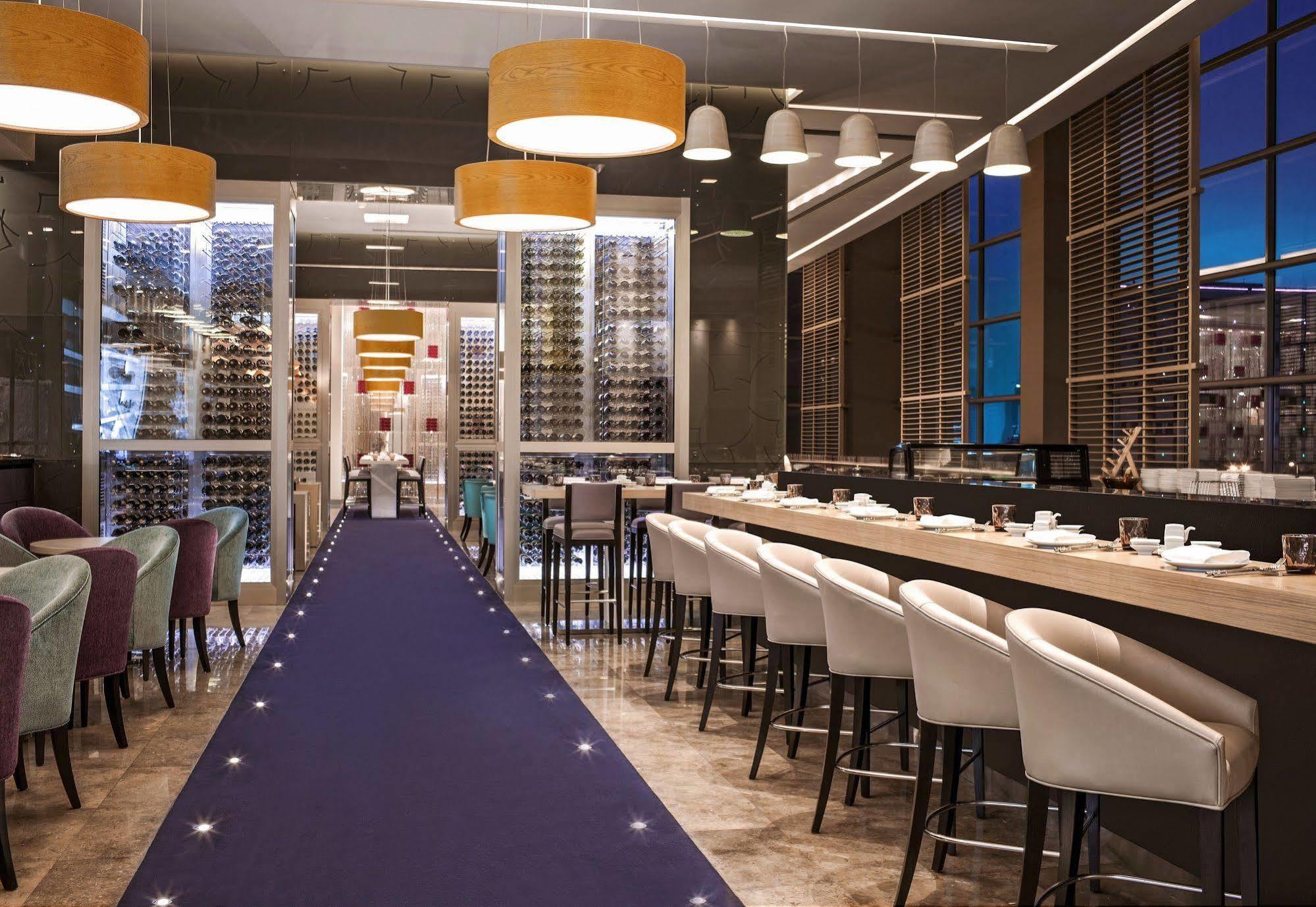 Downtown Rotana Hotel Manama Luaran gambar The interior of the restaurant