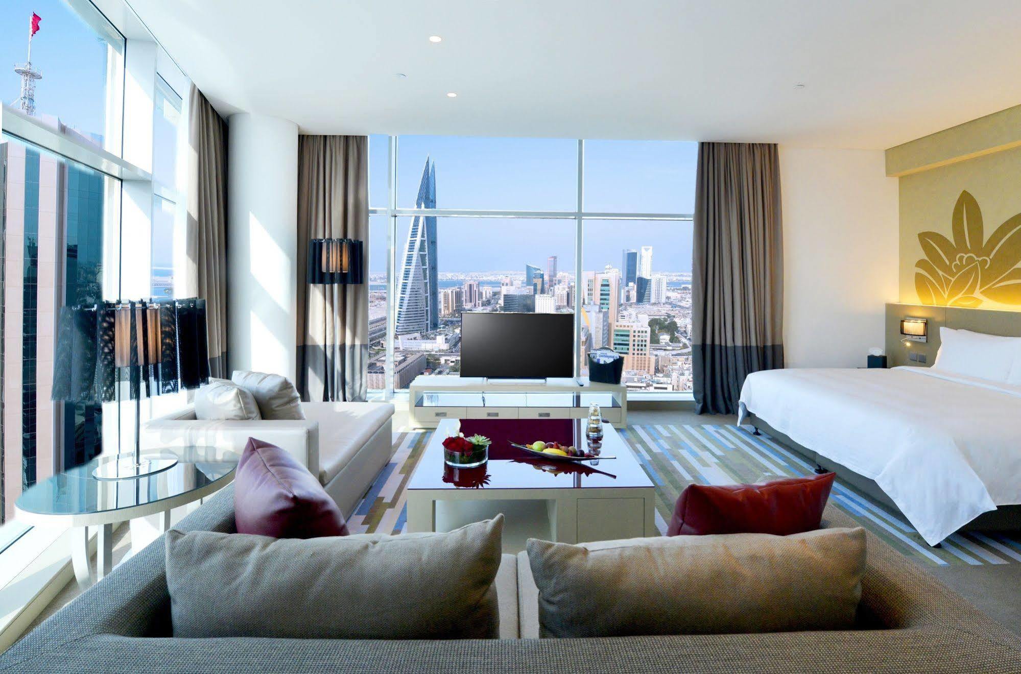 Downtown Rotana Hotel Manama Luaran gambar A suite at the hotel