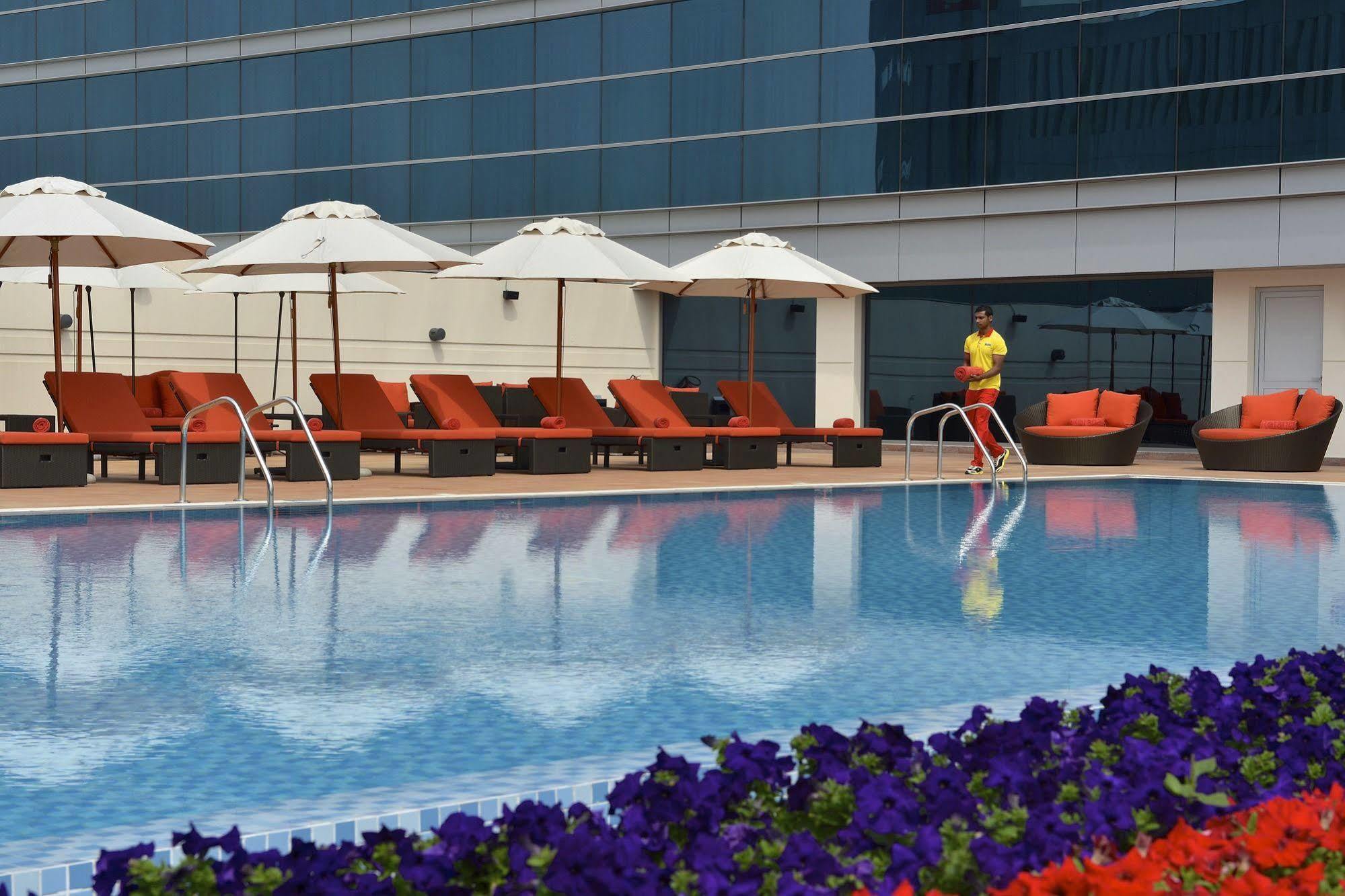 Downtown Rotana Hotel Manama Luaran gambar The pool at the hotel